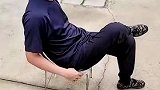 男子开核桃，也能开出花来！