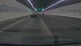 视频车高速隧道任性超车，结局就为此付出了惨痛的代价！