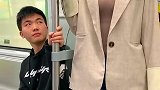 小伙子这样偷看不好吧