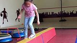 软体平衡木三十种使用方法之第七种，单腿跳换步平衡训练！儿童体适能 挑战有意思 儿童运动