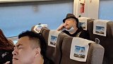 兄弟公交出行注意一下形象好不好