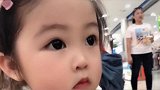 小女孩的脸一直在抖动，真的好可爱呀