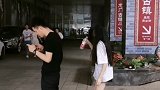 感觉他好像很疼 咱也不知道 咱也不敢问