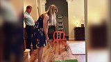 美女球员居家练球 猫主子身手矫健化身守门员