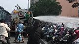 这一幕把人看呆，洒水车对着电瓶车喷水