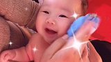 小宝宝只要是洗脸擦身子就开心的不得了，小表情太萌了，好可爱！