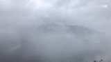 漫步云端，曾作为驼峰航线穿越怒江大峡谷的皇冠山若隐若现