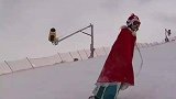 华流才是顶流，女子在可可托海穿汉服滑雪