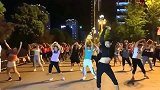 小伙和大妈跳广场舞，这腰功也太厉害了！