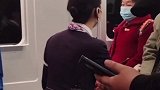 点赞！老人回家奔丧坐过站列车长跪地安慰