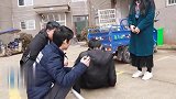 妹子被碰瓷党纠缠，好心路人小小一个方法，吓跑碰瓷党