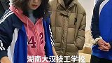 老子搬砖挣钱，儿子拿钱搬砖