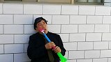 让老头帮忙来擦房顶