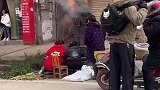 人间烟火村民熏腊肠不慎着火腊肠直接变烤肠
