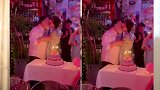 杨澜53岁生日画面曝光，与富豪老公拥吻大秀恩爱