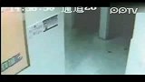 实拍男子专抢如厕女被提裤妇女追出