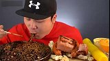 动手吃美食：吃美味黑豆面条 火腿肠