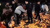 一群好心人来帮忙，温暖照亮了黑夜
