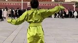 内蒙古赤峰一女子天安门前跳《鸿雁》“脸上洋溢着喜悦与自豪” “这是属于中华儿女的浪漫”