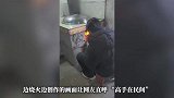 安徽蚌埠女孩灶台旁烧火棍作画，被赞“高手在民间”！家长发声
