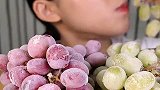 国外吃货，吃冰冻葡萄