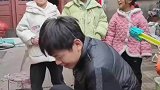 男子在家被萌娃合唱催婚