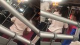 从后门上车被拉一下 北京大妈带家人堵公交：甭废话给我看病去