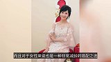 65岁赵雅芝气质真好，薄荷绿风衣配长靴清爽风，网友：不热吗？