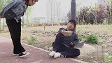 美女给乞丐钱竟被嫌弃，乞丐竟还炫起富来