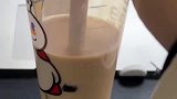 喝奶茶竟然吸出一坨珍珠来