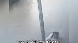 学生触电纷纷倒下，黑衣女子见义勇为，短短几分钟救下多人