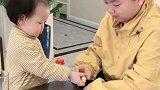 一岁半妹妹给哥哥上了一课，看妹妹这小眼神，一脸嫌弃的样子
