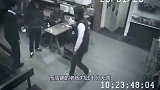 三男子餐馆闹事，下一秒被老板娘拿着雨伞教训惨了！