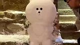 大人给女孩堆雪人，怎么连雪人也在卷