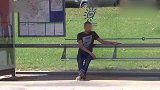 国外恶搞，路人公共场合抽烟，被消防员拿灭火器狂喷，还抽烟不