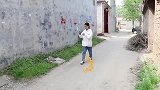 搞笑剧：母亲让傻儿子捡到东西回家再说，不料反坑了自己，太逗了