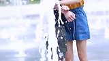 街拍：调皮的小姐姐，看看人家把这水耍得如此优秀，学着点