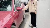 女子出门发现车胎粘了个红包