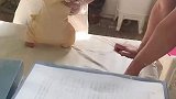 新晋爸爸的紧张时刻，护士给宝宝检查在旁边等，网友：最后手还要扶一下
