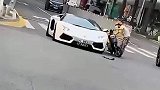 外卖小哥碰豪车，司机不走保险