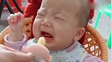 爸爸假装要吃宝宝的东西，接下来宝宝的反应好搞笑啊