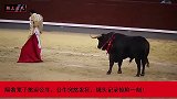 隔着笼子挑逗公牛，公牛突然发狂，镜头记录惊险一刻！