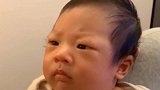 小伙的儿子刚出生没几个月，每次都这样的表情看他，是对他不满吗
