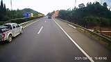 你这车还挺会撒娇，停下来不忘哼一声