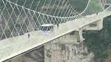 咱们中国制造5.5吨的无人驾驶巴士，行驶在玻璃桥上张家界