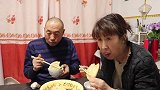 大彭今天做馅饼吃，干白菜鸡蛋馅的，大多数人没吃过，真好吃