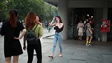 三里屯街拍，微胖该如何穿搭？两位妹子穿出了典范