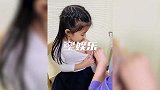 章子怡岁女儿打疫苗，盯着针头胆子超大，正脸出镜越来越漂亮