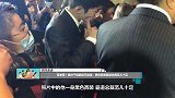 反差萌！易烊千玺戳自己脸蛋，黑色西装霸道总裁范儿十足