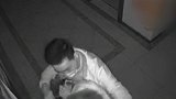 吓人！女子开门瞬间遭持刀劫持 男子一路尾随等其出电梯后才动手